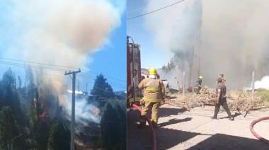 (VIDEO) Incendio en la barda del Ñireco moviliza a Bomberos y al SPLIF en pleno inicio de año
