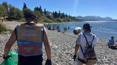 Municipio convoca a voluntarios para limpiar Playa Centenario: participaron 35 personas bajo 30 grados de calor