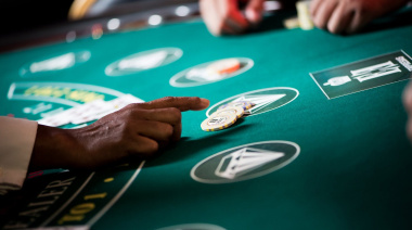 No va más: acumula deuda alimentaria con sus hijos y la justicia de Bariloche le prohibió entrar al casino