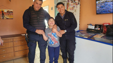 Dos policías salvaron la vida de Santino, un nene de 10 años que se estaba ahogando en el barrio Altos del Este