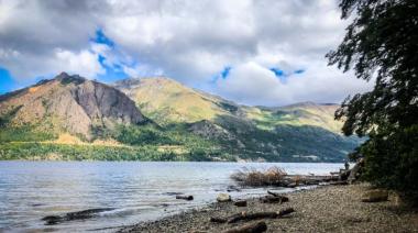 Violó una restricción perimetral, golpeó a su ex en el lago Gutiérrez y fue linchado por testigos