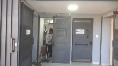 Los hicieron limpiar los baños el día de la inauguración y después los echaron