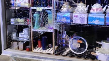 Atrapados in fraganti: detienen a dos hombres minutos después de robar un bazar en pleno centro