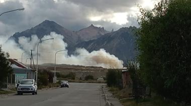 Explosiones y humo tóxico: el fuego volvió al vertedero y los vecinos denuncian abandono