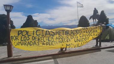 Policías retirados acampan en el Centro Cívico y exigen que el gobierno provincial escuche sus reclamos salariales
