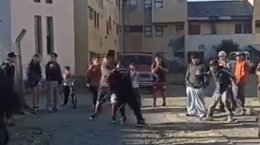 (Video) Adolescentes de Bariloche se desafiaron por redes sociales, se pelearon a las piñas y se filmaron