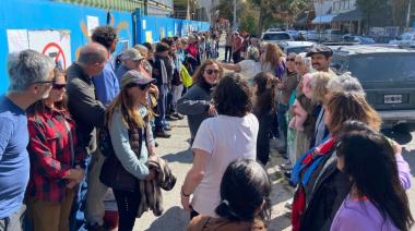 Vecinos se movilizaron para defender el arrayán centenario en el ex correo