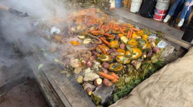 ​​​​​​​Colonia Suiza revivió el ritual del curanto ante una multitud que desbordó la feria