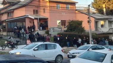 Una cuadra y media de cola: la demanda de tierra en Bariloche desbordó las oficinas del IMTVHS en el primer día de inscripción