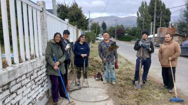 Vecinos del barrio Lera limpiaron la vereda de la escuela Ramón Jiménez