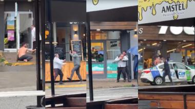 (Video) Un guardia de seguridad se enfrentó a golpes con un hombre que intentó robar en un supermercado