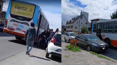 (Video) ​​​​​​​"Te cago a trompadas": un chofer de colectivo amenazó y golpeó a un adolescente frente a madres y alumnos en el 60