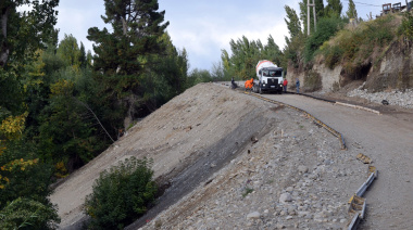 ​​​​​​​Hormigón y acero en la curva más difícil: la pavimentación de la Barda del Ñireco entra en su etapa decisiva