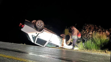 Venía para Bariloche, chocó contra una piedra caída en la Ruta 40 y el vuelco pudo haber sido una tragedia