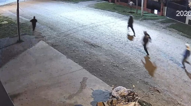 (Video) Bariloche: una banda de jóvenes encapuchados entró a una casa, robó hachas y destrozó autos