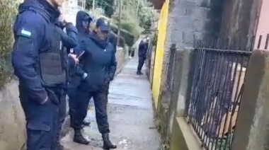 Allanaron dos departamentos en el barrio 96 Viviendas en busca de un prófugo y objetos robados