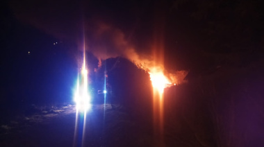 (Video) Un incendio consumió una estructura de dos pisos en el kilómetro 6