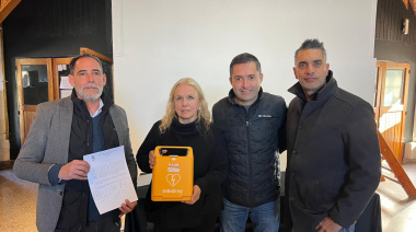 Para salvar vidas: el Tribunal de Contralor donó un desfibrilador a la Escuela de Arte La Llave