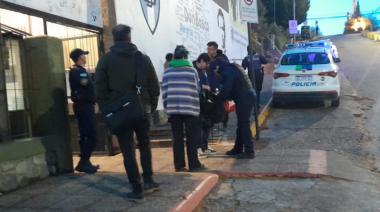 Policías en la puerta, mochilas abiertas y brazos en alto: el Don Bosco vivió un ingreso inédito bajo amenaza de tiroteo
