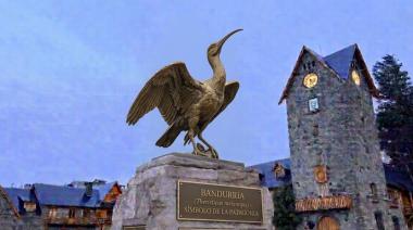 La estatua de Roca encendió las redes: Perito Moreno, Carlos Bianchi, una bandurria gigante y hasta una torta frita entre las propuestas de los vecinos