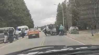 (VIDEO) Choque y vuelco en la ruta al aeropuerto: no hay heridos