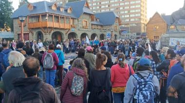 (Video) Con el Nahuel Huapi de testigo, Bariloche marchó contra la Ley de Glaciares