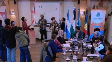 Artistas callejeros actuaron en el Concejo y recibieron una ovación: piden que se regularice su trabajo