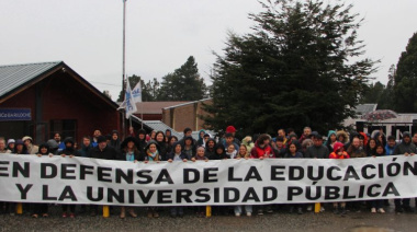 Bariloche: un abrazo para defender la universidad pública y exigir financiamiento