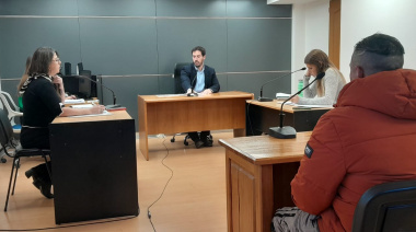 Ella le quemó la cara con aceite y él le pegó con un caño de escape: violenta pelea de pareja terminó con un detenido