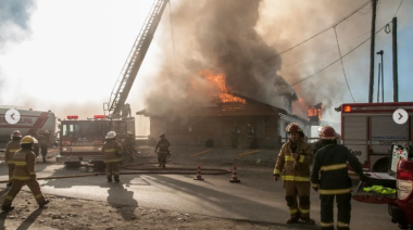 ​​​​​​​Dos bomberos hospitalizados y pérdidas totales tras el incendio del Hotel Huemul