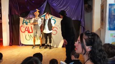 ​​​​​​​Artistas callejeros llenaron Casa Macacha para exigir el derecho a trabajar en las calles de Bariloche
