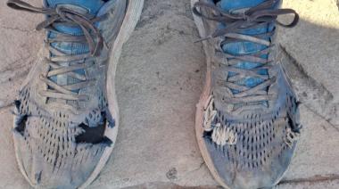 Los trabajadores de recolección mostraron sus zapatillas rotas: reclaman indumentaria y el pago de horas extras