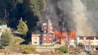 (VIDEOS) Un incendio de gran magnitud consume parte del Hotel Huemul