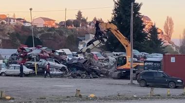 Comenzaron a compactar los autos abandonados en el playón municipal: son más de 200 vehículos