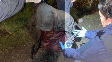 Circulaban en moto, intentaron escapar y los atraparon con droga y un arma cargada