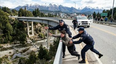 Dos policías evitaron que un joven se arrojara desde el puente del río Ñireco en Circunvalación