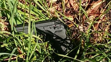 Hallaron un arma cargada tirada en un árbol frente a la Escuela Secundaria 123