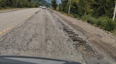Ruta 82: un mes después del anuncio de reparación, los vecinos muestran los pozos