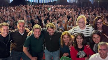 Teatro lleno, jingle, abrazos y un relevo en JSRN: Weretilneck delegó la presidencia a Buteler