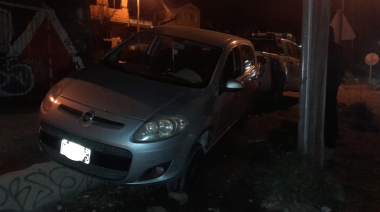 Una policía perdió el control de su auto y quedó incrustada en una estructura de cemento a metros de una garita