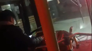 Captan a un chofer de Mi Bus mirando el celular, en la previa a una nueva audiencia por el aumento del boleto