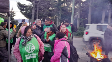 (VIDEO) Protesta de ATE en Centro Atómico Bariloche: Aguiar acusó al Gobierno nacional de ser "una banda de saqueadores"