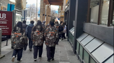 Los egresados ya se hacen sentir en el centro de Bariloche mientras la ciudad espera la nieve