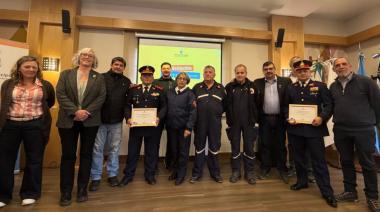 Lágrimas, aplausos y un pueblo de pie: el Concejo distinguió a seis bomberos voluntarios