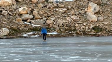 Prohíben patinar sobre lagos congelados en el Nahuel Huapi y ya labraron infracciones en la laguna Toncek