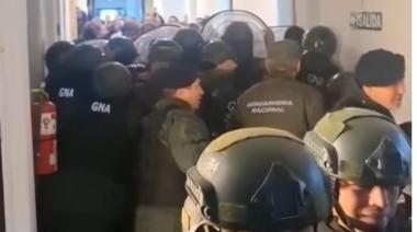 Centro Atómico: una trabajadora le gritó a Gendarmería: "¿soy una profesional, te imaginás si te pasara a vos?"