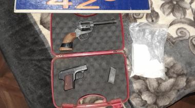 Cayó por violar una restricción de acercamiento: tenía dos armas cargadas y cocaína