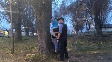 Lo detuvieron con un arma y un cuchillo mientras agredía a su pareja frente a una escuela