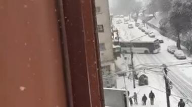 Un colectivo estudiantil chocó al menos seis autos mientras patinaba por la nieve en la calle Moreno
