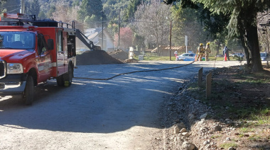 (Video) Caos y corte de tránsito en la entrada a Villa Los Coihues por un caño de gas roto
